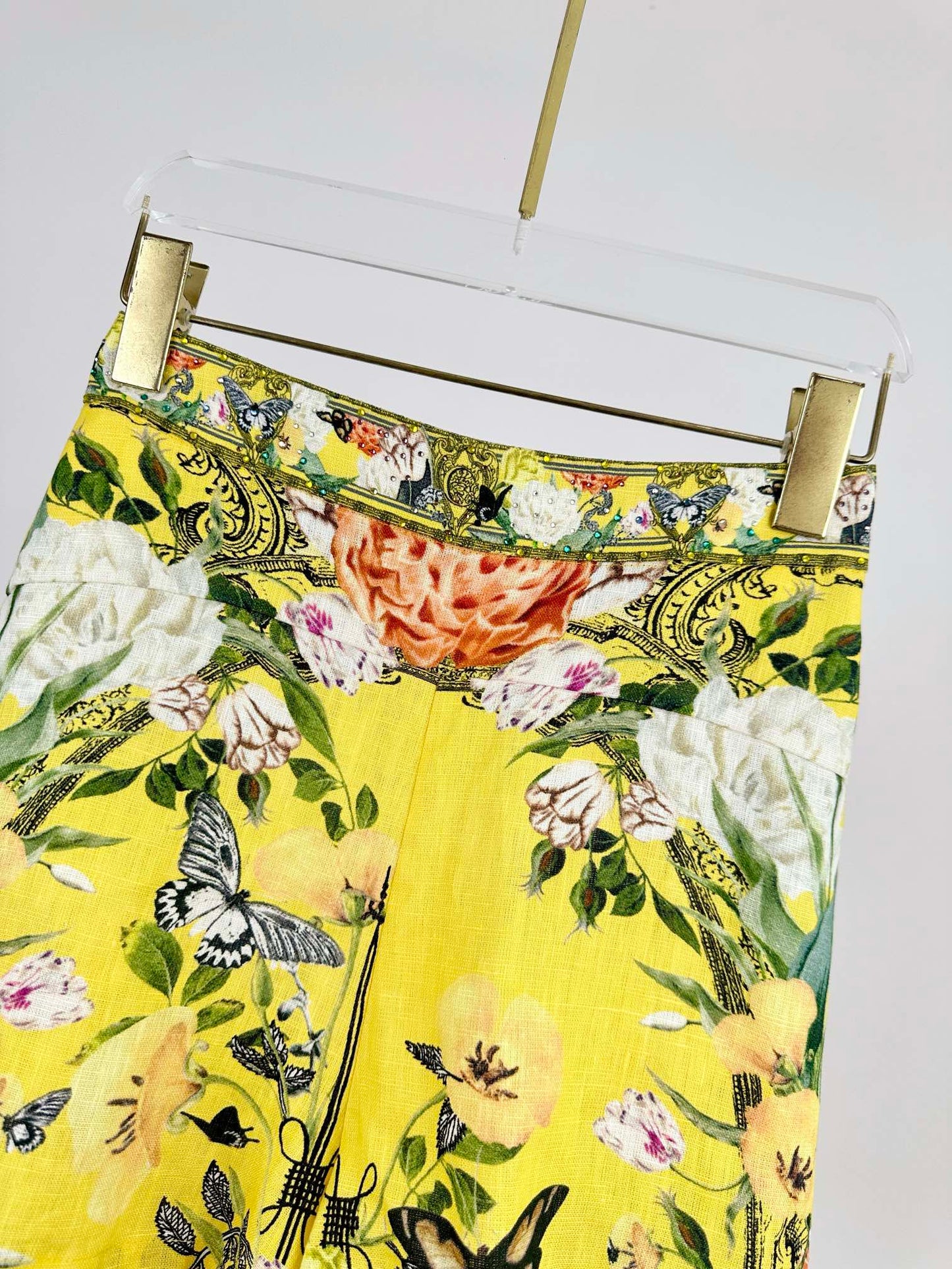 CAM: Paths of gold puff wide waistband short