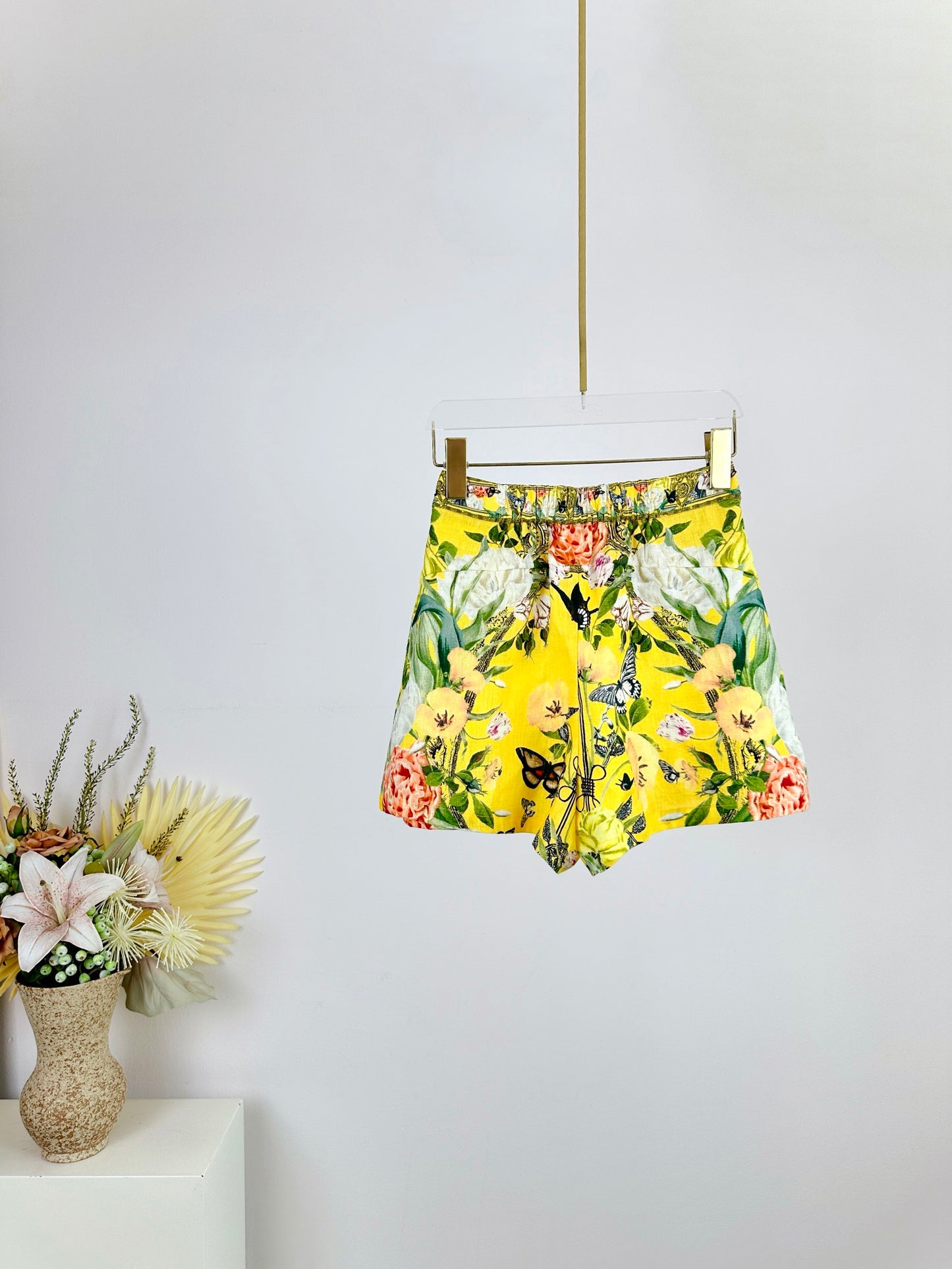 CAM: Paths of gold puff wide waistband short