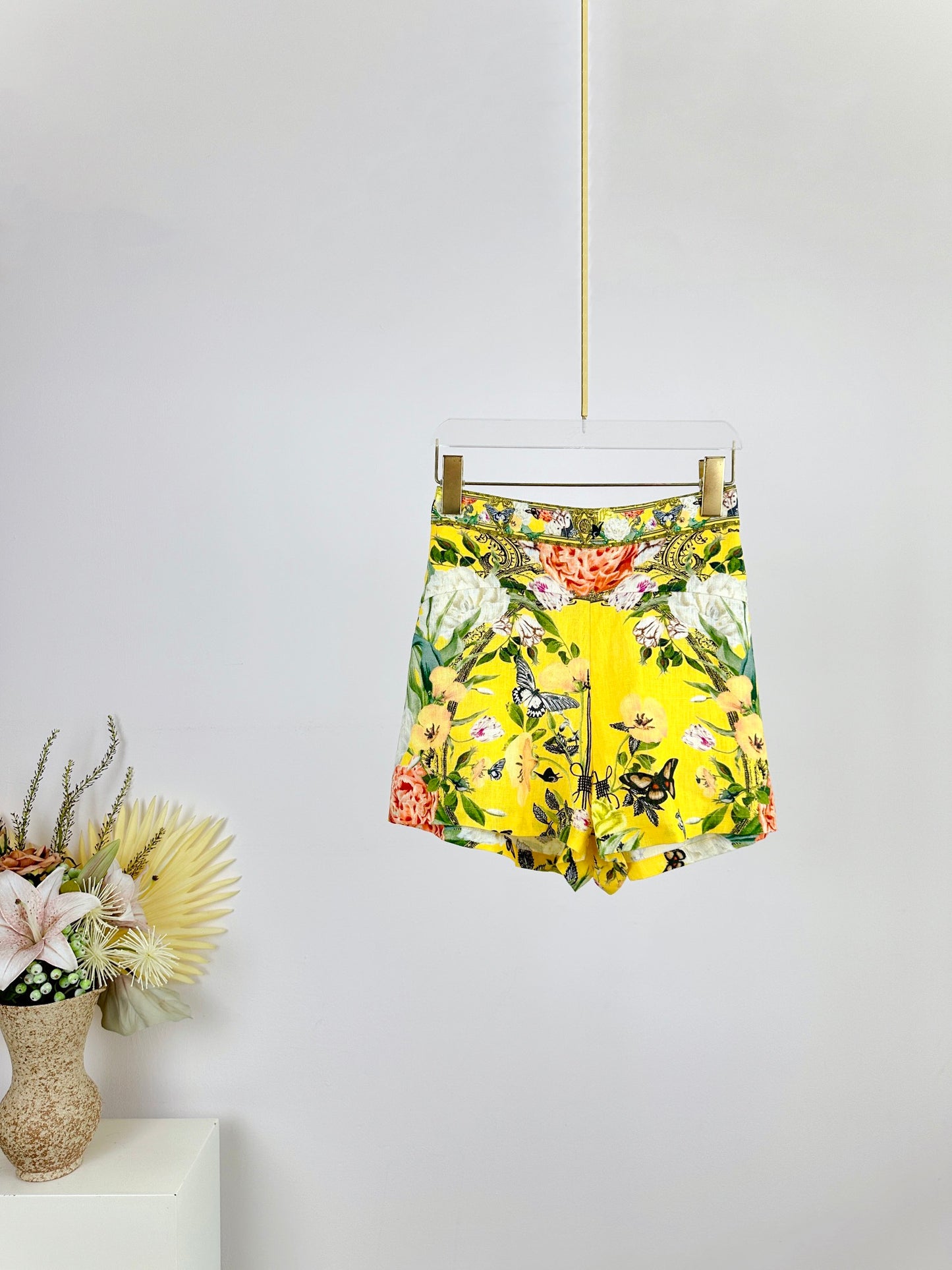 CAM: Paths of gold puff wide waistband short