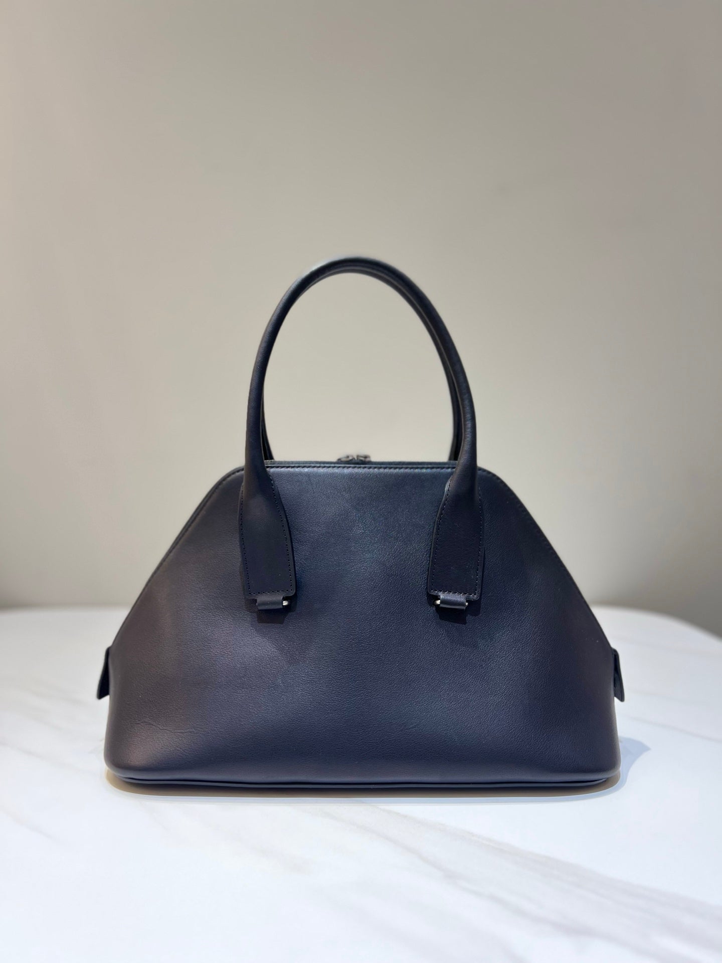 TR: Devon Medium Leather Tote bag Black in Smooth Leather