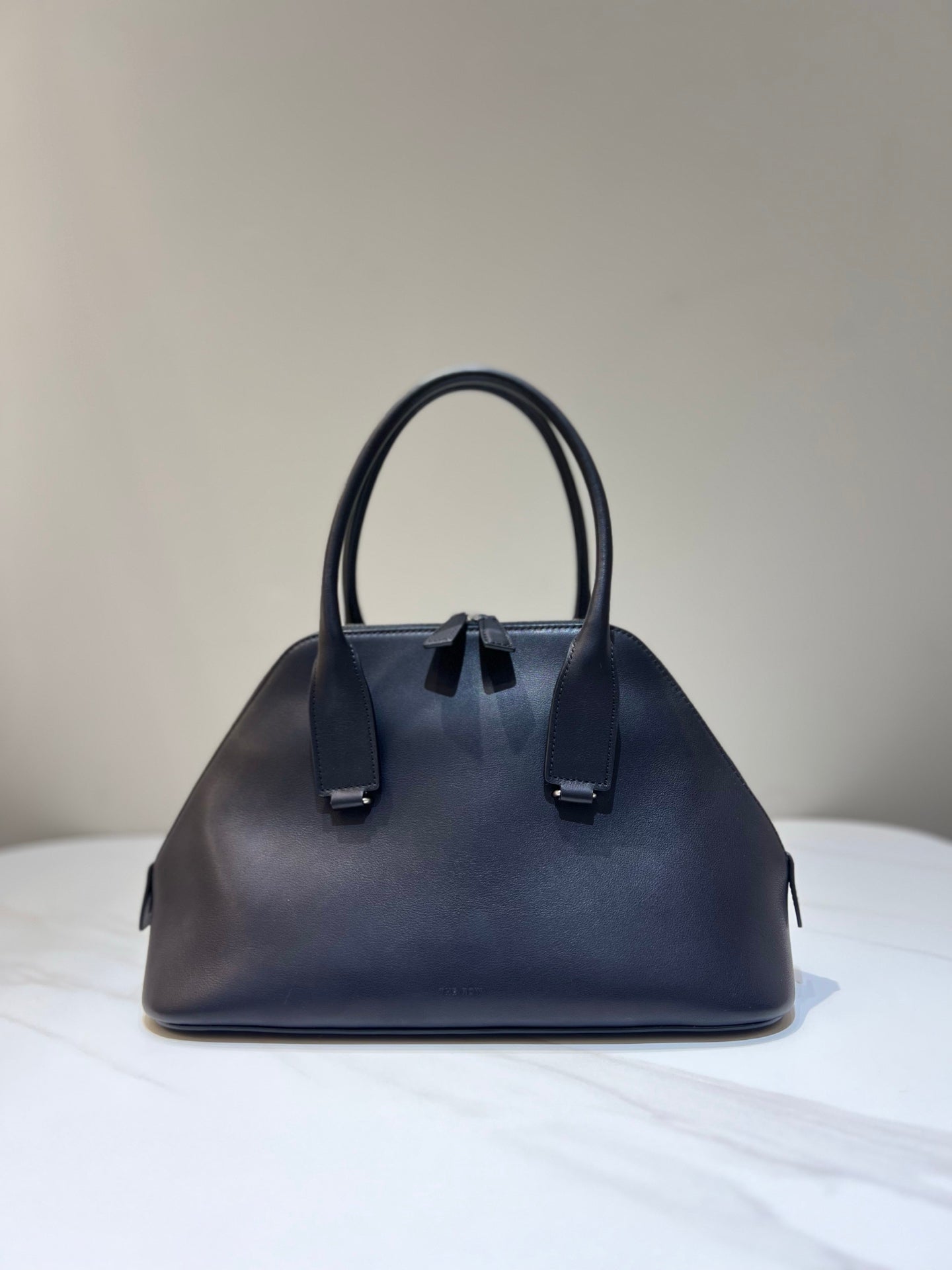 TR: Devon Medium Leather Tote bag Black in Smooth Leather